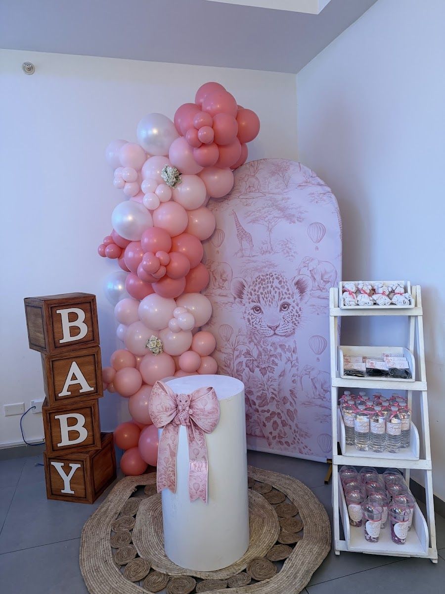 Decoración con mampara boho, cubos BABY y globos