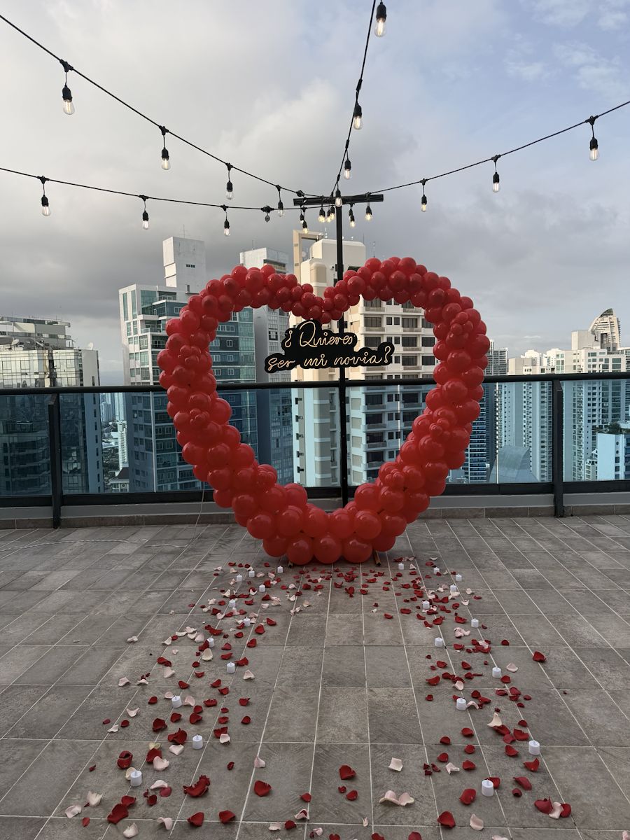 Paquete premium con arco corazón de globos y pétalos