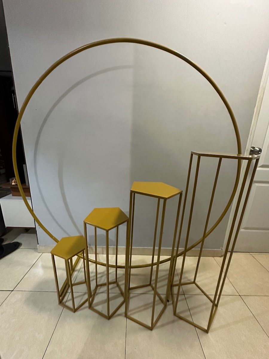 Aro dorado con mesas