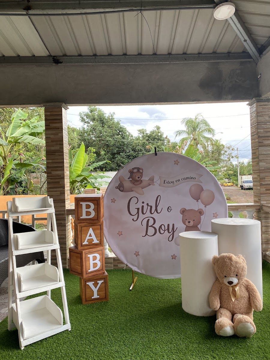 Mobiliario temático con aro personalizado, cubos BABY y oso